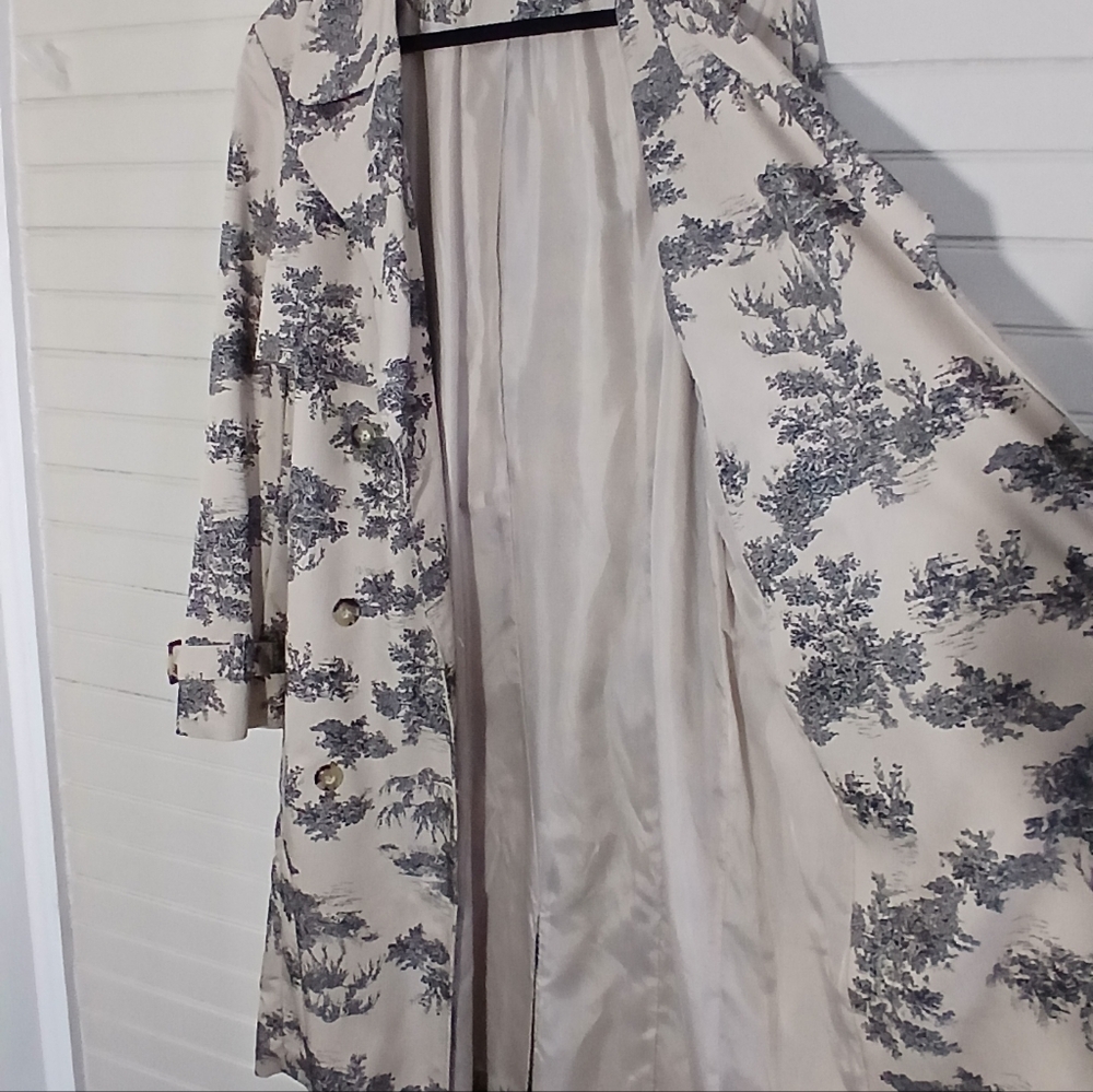 Classic Double-Breasted Trench Coat in Cream and Black Toile Print - Picture 7 of 12